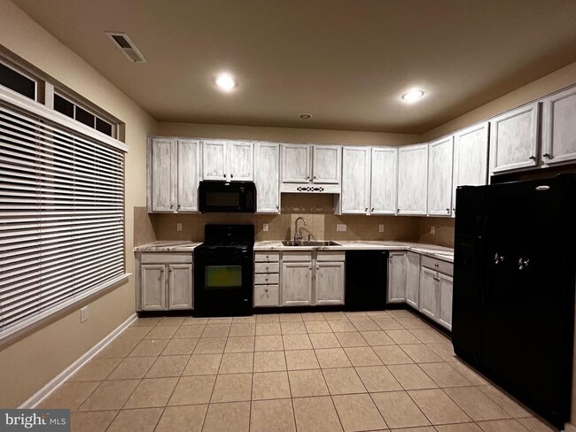 Building Photo - 212 Bowling Green Cir