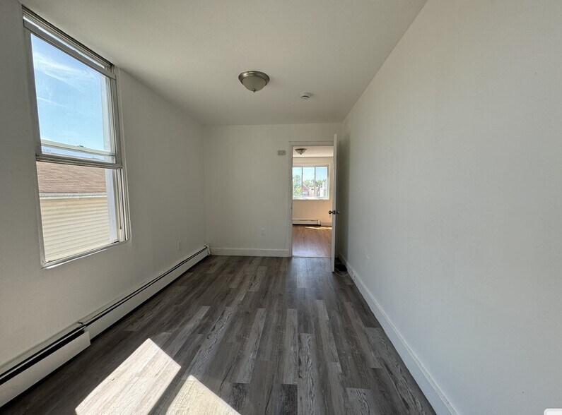 90 Armstrong Ave 3R - 88 Armstrong Ave
