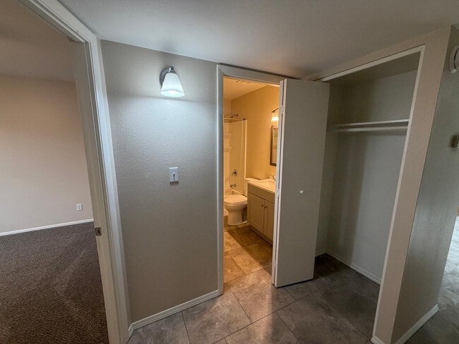 Building Photo - 1609 E Ellis Dr