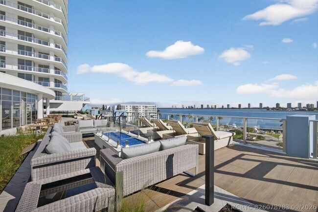 Building Photo - 220 Lake Shore Dr