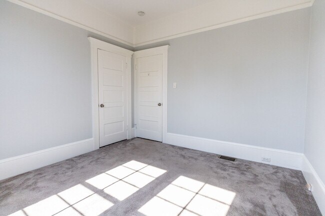 Building Photo - Large updated 2 bedroom, walk to Downtown,...