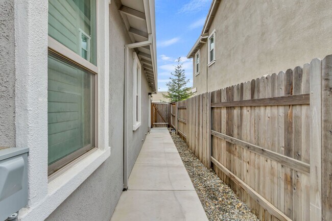 Building Photo - Newer Home on Large Corner Lot with Lots of Natural Light!