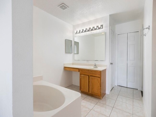 Building Photo - 981 SW McElroy Ave