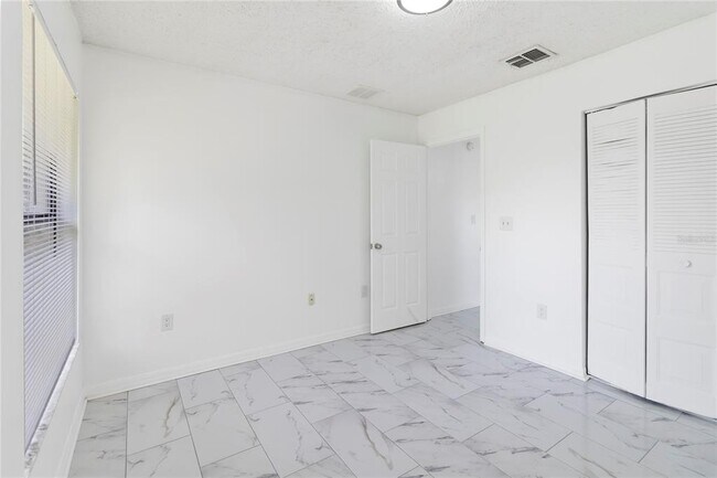 Building Photo - 406 Long Dr