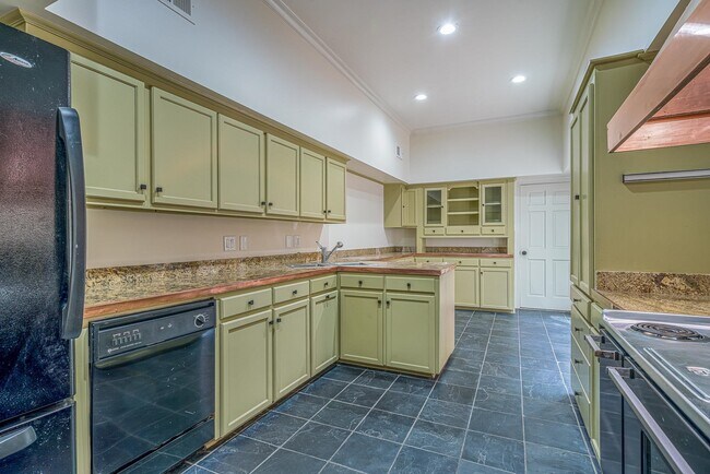 Building Photo - 482 E Racquet Club Pl