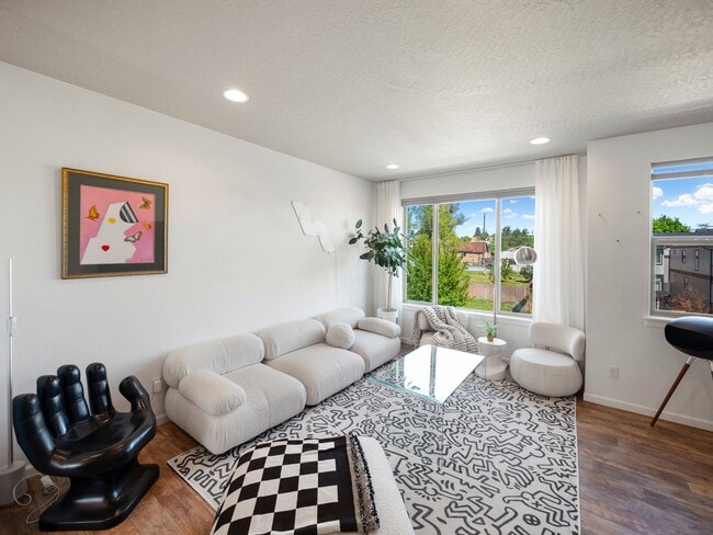 Building Photo - 2423 W Bridge Ave