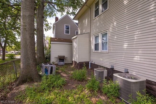 Building Photo - 1545 Coutant Ave