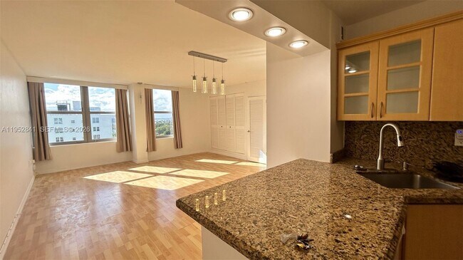 Building Photo - 2899 Collins Ave