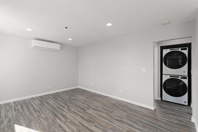 Building Photo - New, Top Floor | 3 Bed, 3 Bath, Laundry, B...