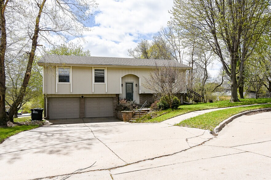 Building Photo - 10205 T Cir