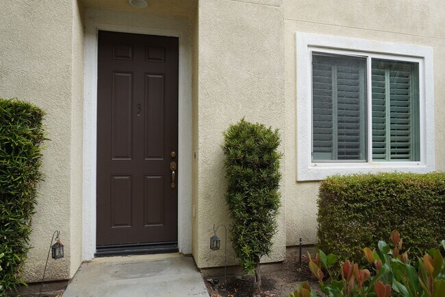 Building Photo - North Oaks Community - Spacious 3 Bedroom Townhome