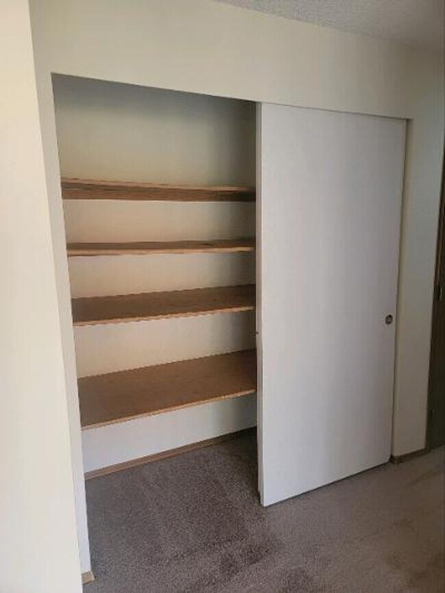 Building Photo - Classic North Tacoma 4 Bedroom Tri-Level with Peak a Boo View!