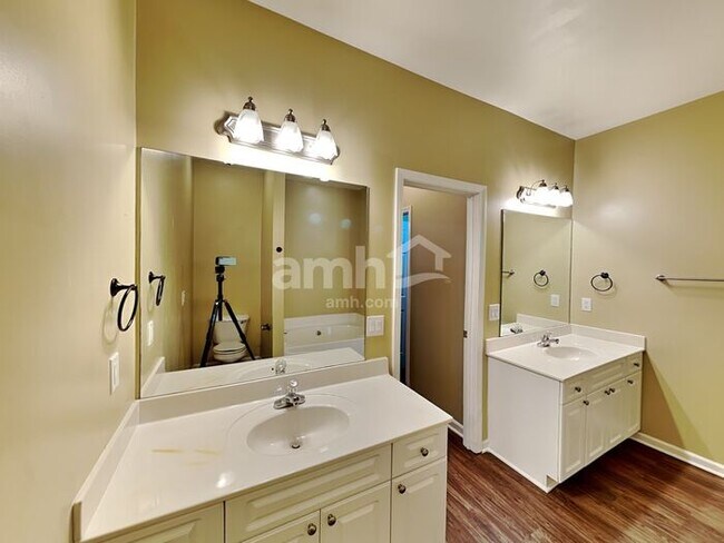 Building Photo - 100 Cross Cove Ct
