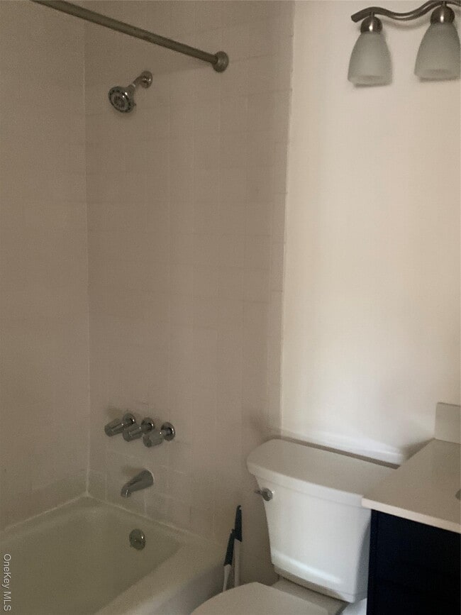 Building Photo - 23 Doxbury Ln