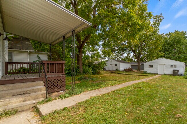 Building Photo - 1537 E Legrande Ave