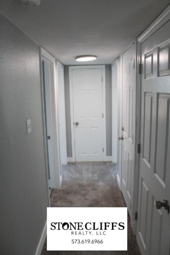 Building Photo - 708 Houchin St