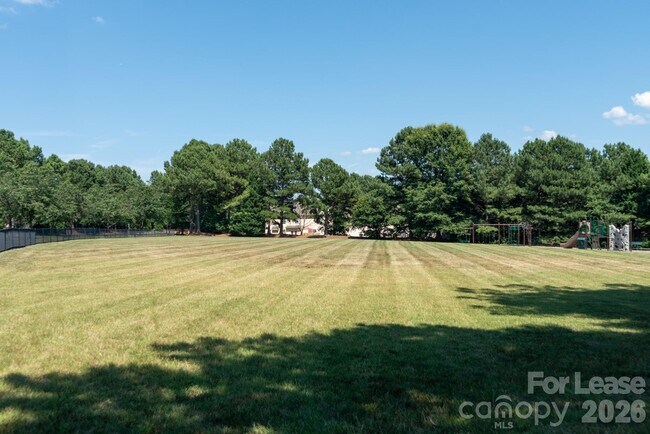 Building Photo - 106 Clarendon St