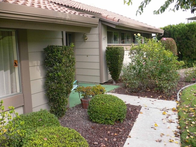 Building Photo - Charming Single Level 2br/2Ba Condo In Oak...