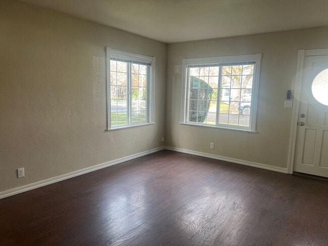 Building Photo - Affordable, Adorable Medford Home!!