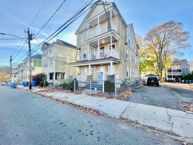 Primary Photo - 68 Englewood Ave
