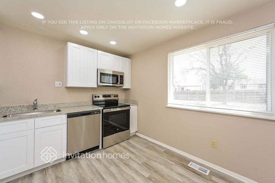 Building Photo - 15884 E Amherst Pl