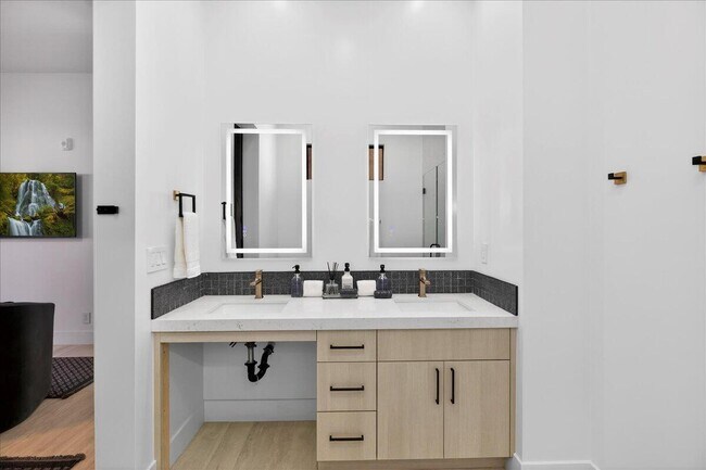 Building Photo - 51116 Avenida Mendoza