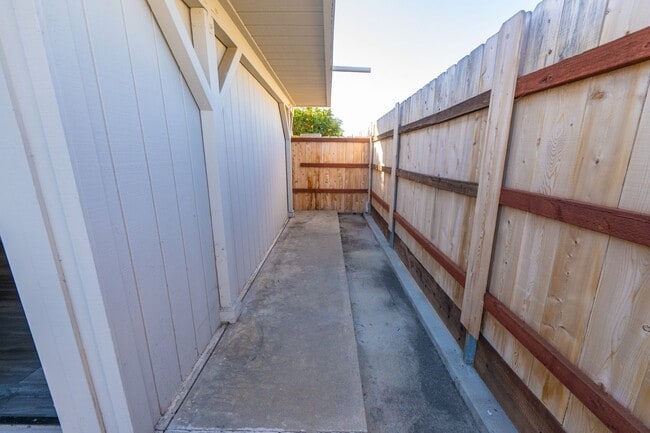 Building Photo - Ready for showing on 6-25-25    3BR/1BA - ...