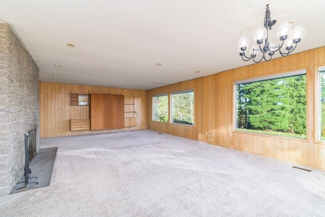 Building Photo - Expansive 5-Bedroom Lake Oswego Property N...