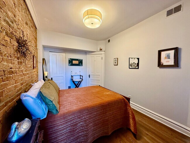 Building Photo - Fully Furnished 4-Bed, 2-Bath MAGNIFICENT ...