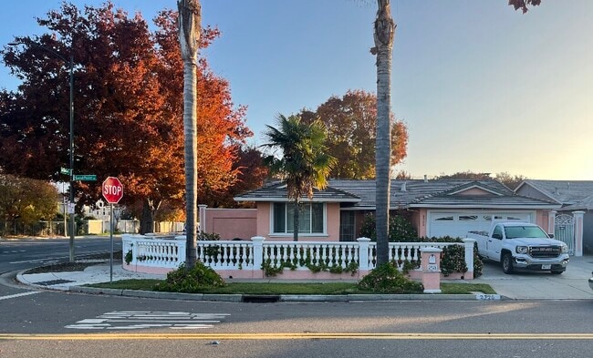 Building Photo - 2726 Sand Point Dr