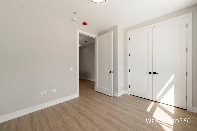Building Photo - 2354 W Polk St