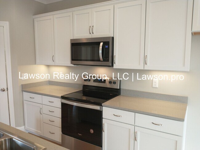 Building Photo - Upscale Three Bedroom in Colonial Green with Garage