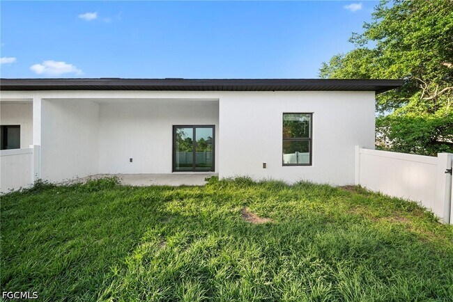 Building Photo - 26481 Sandhill Blvd