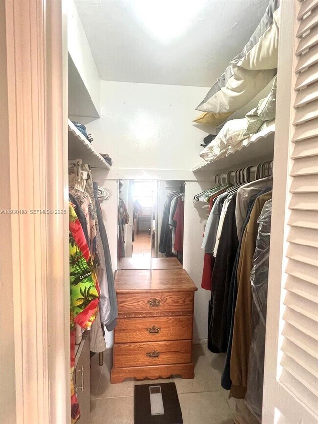 Building Photo - 2200 Diana Dr