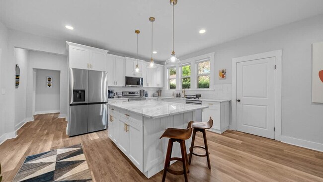 Building Photo - 1007 E Comanche Ave