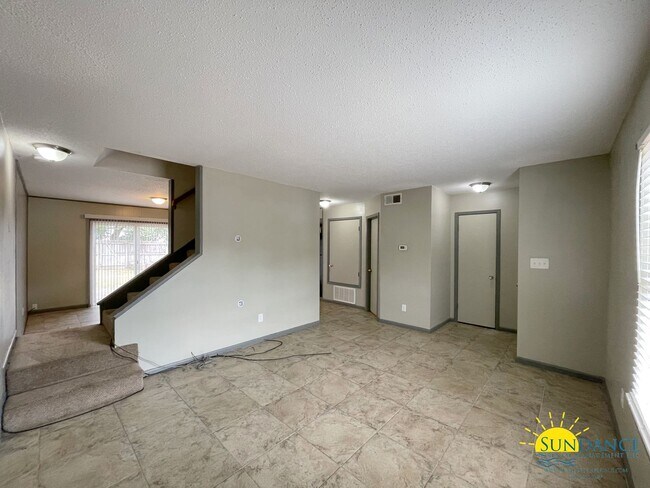 Building Photo - 144 Valencia Dr