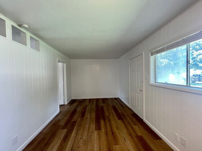 Building Photo - Spartanly Furnished Apartment 5 Miles to S...