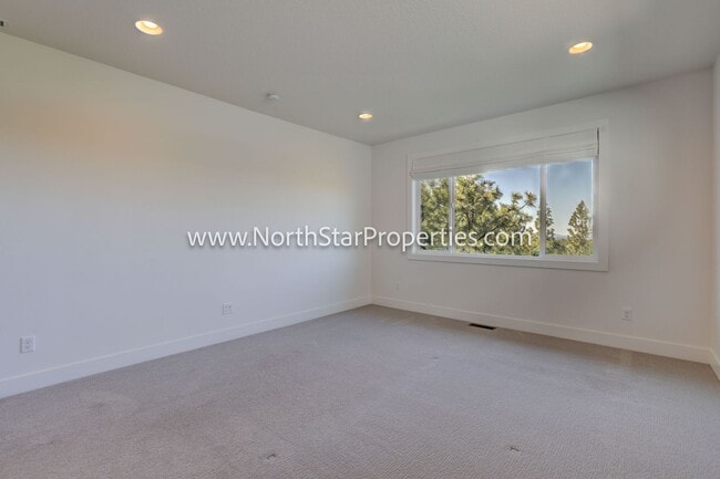 Building Photo - Beautiful home in NW Bend