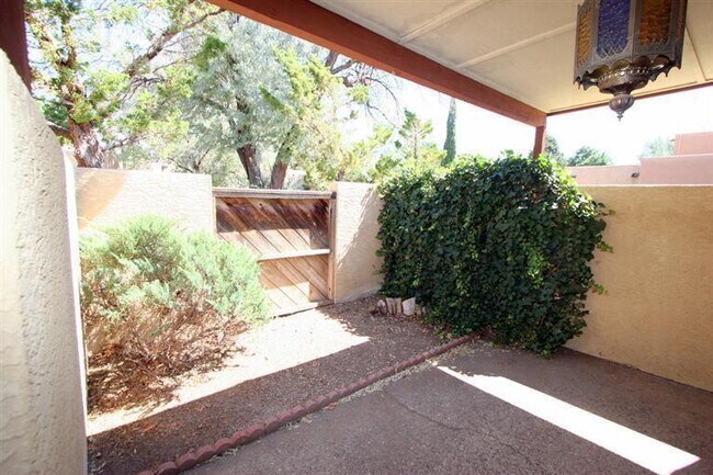 Building Photo - 830 Live Oak Rd NE