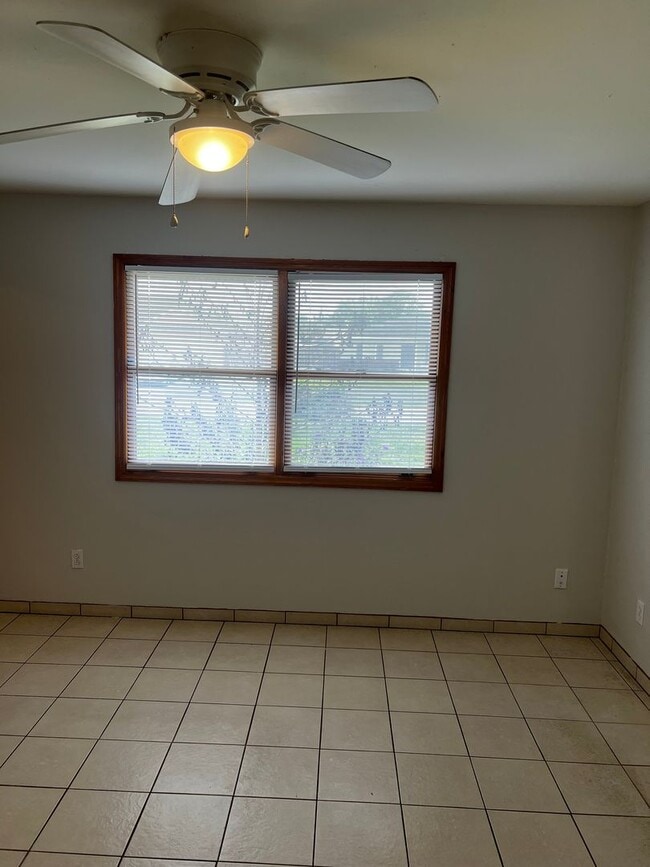 Building Photo - 3 BEDROOM, 2 BATH HOME WITH TILE THROUGHOUT & CLOSE TO THE TURNPIKE
