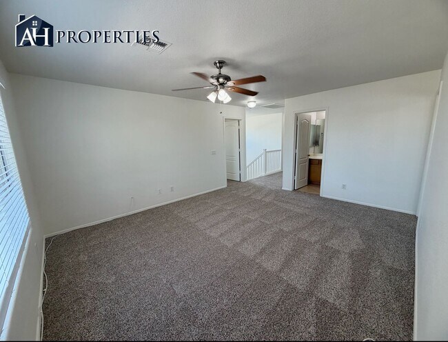 Building Photo - Large backyard Home in Surprise