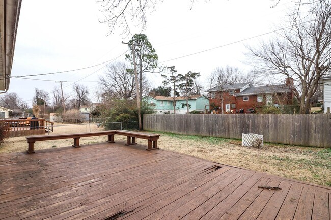 Building Photo - Darling 3 Bedroom With Hardwood Floors!
