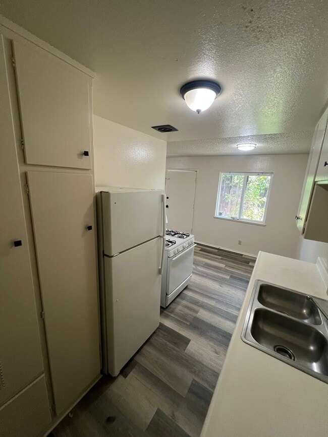 Building Photo - Oroville one bed one bath duplex for rent.