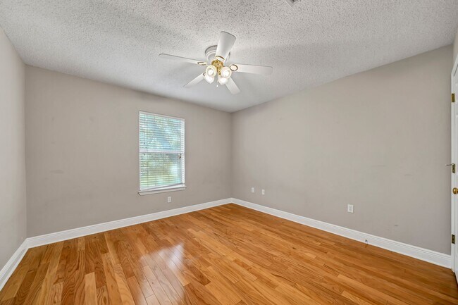 Building Photo - Community Pool & Deeded Access to Santa Ro...