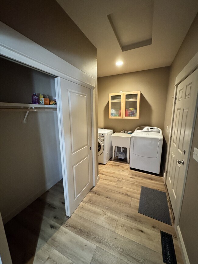 Building Photo - 813 N 15th Ave