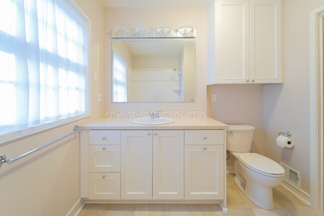 Building Photo - Charming and Well-Maintained Home in a Serene Neighborhood