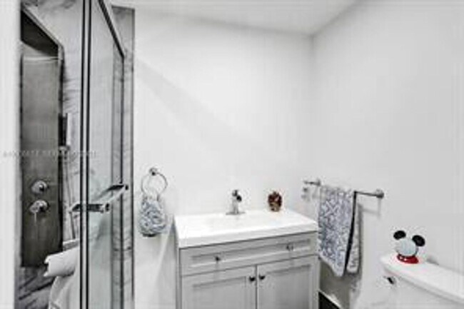 Building Photo - 833 NW 81st Ave