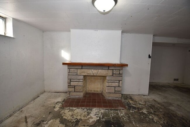 Building Photo - Mishawaka Northside 3 bedroom 1 1/2 story home with 2 bathrooms