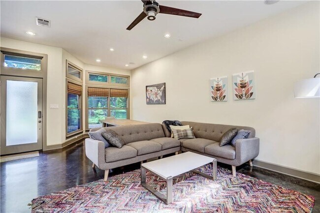 Building Photo - 602 W N Loop Blvd