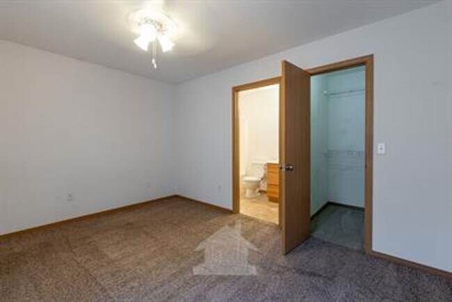 Building Photo - 208 Beatie St